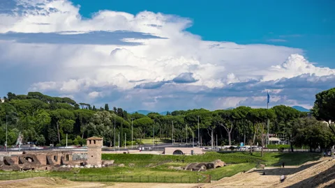 Timelapse of people walking through the Circus Maximus, Rome Video stock 132820278