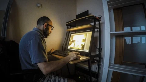 Timelapse of a person’s hard work at work on a computer 스톡 동영상 129575768