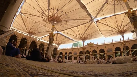 Timelapse of Pilgrims Under Umbrellas at Prophet Mosque Video stock 332805776