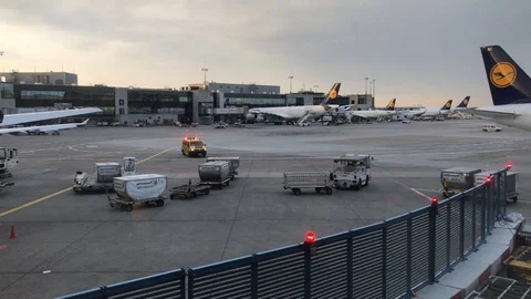 Timelapse of a plane being prepared for takeoff at Cologne Airport. 動画素材 94037621