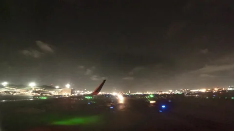 Timelapse plane lands on rainy evening and taxies 스톡 동영상 230061230