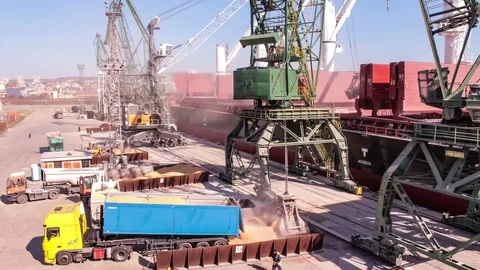 Timelapse of port cranes loading dry-cargo ship Vidéo 105406428