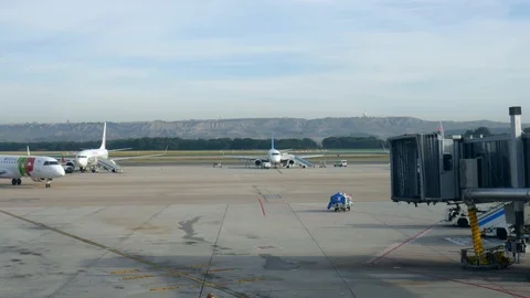 Timelapse of Portuguese airliner Tap pulling into a passsenger boarding bridge Stock Footage 121913014