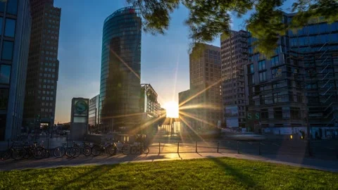 Timelapse of potsdamer platz at sunset, berlin 스톡 동영상 138590139