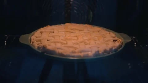Timelapse preparation of a pie with a decorative crust. The lighting adds depth Video stock 339094719