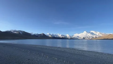 Timelapse of Pristine Plateau Lake and Majestic Snow-Capped Mountains Tibet 動画素材 337802950