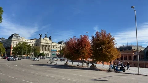 Timelapse: Puerta de Atocha Madrid train station view at noon 動画素材 164983098