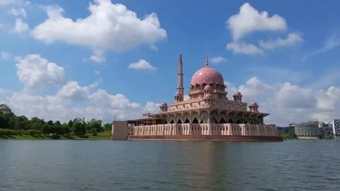 Timelapse of Putrajaya Mosque on cloudy day blue sky at the lake. Stock Footage 277535347