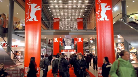 Timelapse of queue for purchase of tickets for Berlinale film festival Video stock 47634422