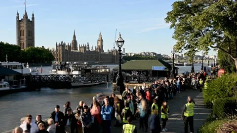 TIMELAPSE - The Queue to see Queen lying in state Stock Footage 213301587