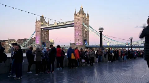 TIMELAPSE of Queue to see The Queen. Tower Bridge Stock Footage 212984516