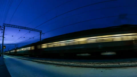 Timelapse of a railway, a train with a stop platform Vídeos de archivo 129610935