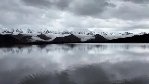 Timelapse of Rain on a High-Altitude Lake with Snow-Capped Mountains, Tibet Vidéo 337802860