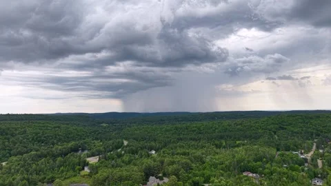 Timelapse of a rain storm passing over the forested hills of Quebec, Canada 库存影片 348883261