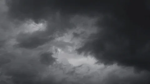 Timelapse of rainstorm clouds at dusk Видео 114329658