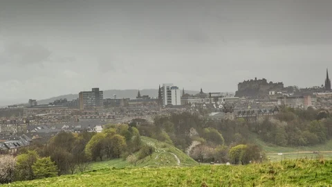 Timelapse of a rainstorm over Edinburgh Castle 库存影片 99398741