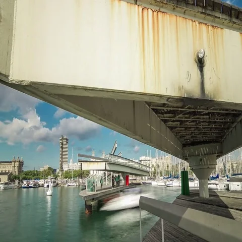 Timelapse of Rambla del Mar swing bridge with yachts in Barcelona, Spain. Vidéo 69562003