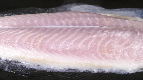Timelapse – Raw white fish fillet cooking. Video stock 129135904
