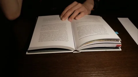 Timelapse of Reading book 動画素材 90520151