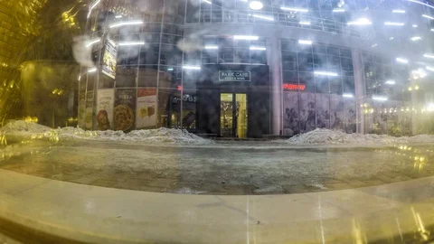Timelapse of reality through reflection in the glass of a beautiful cityscape Vídeos de archivo 129613770
