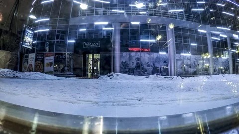 Timelapse of reality through reflection in the glass of a beautiful cityscape Vídeos de archivo 129613816