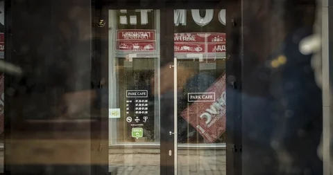 Timelapse of reality through reflection in the glass of a beautiful cityscape Vídeos de archivo 129613901