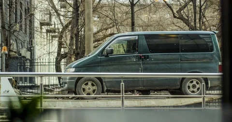 Timelapse of reality through reflection in the glass of a beautiful cityscape Vídeos de archivo 129613971