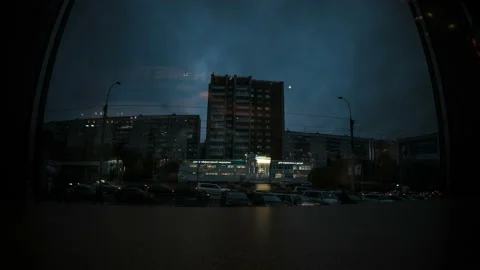Timelapse of reality through reflection in the glass of a beautiful cityscape Vídeos de archivo 129614005