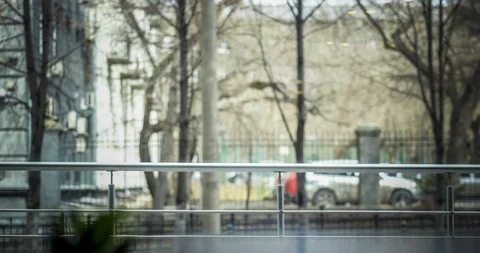 Timelapse of reality through reflection in the glass of a beautiful cityscape Vídeos de archivo 129614014