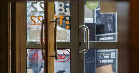 Timelapse of reality through reflection in the glass of a beautiful cityscape Vídeos de archivo 129614055