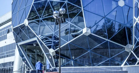 Timelapse of reality through the reflection in the glass Vídeos de archivo 129614153