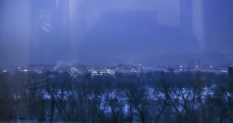 Timelapse of reality through reflection in the glass Vídeos de archivo 129614254