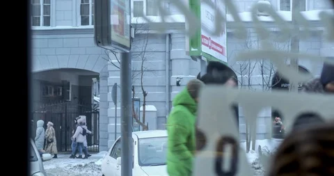 Timelapse of reality through reflection in the glass of a beautiful cityscape Vídeos de archivo 129614316