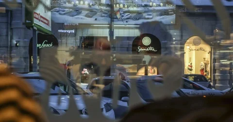 Timelapse of reality through reflection in the glass of a beautiful cityscape Vídeos de archivo 129614333
