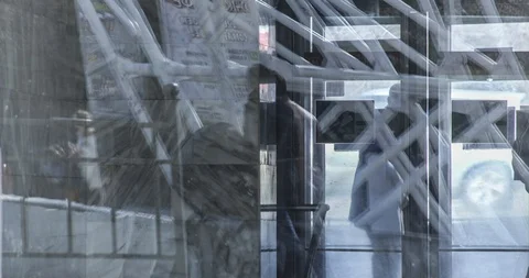 Timelapse of reality through reflection in the glass of a beautiful cityscape Vídeos de archivo 129614426