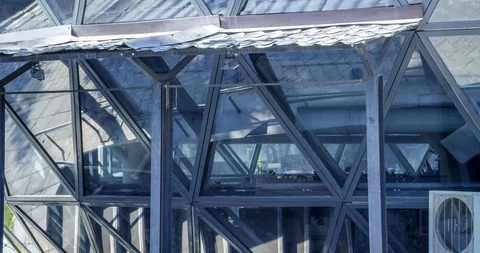 Timelapse of reality through reflection in the glass of a beautiful cityscape Vídeos de archivo 129614802