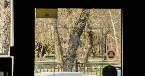 Timelapse of reality through reflection in the glass of a beautiful cityscape Vídeos de archivo 129614888