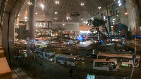 Timelapse of reality through reflection in the glass of a beautiful cityscape Vídeos de archivo 129615336