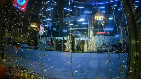 Timelapse of reality through reflection in the glass of a beautiful cityscape Vídeos de archivo 129615706