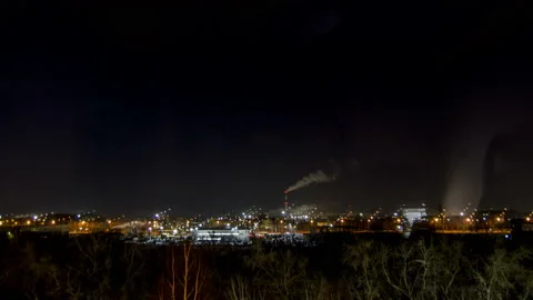 Timelapse of reality through reflection in the glass Vídeos de archivo 129619622