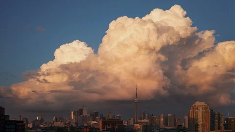 Timelapse of a really cloudy day with Toronto's skyline. Video stock 104229444