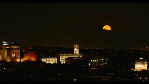 Timelapse red moon rises above the roofs of Rome Vidéo 104987062