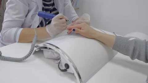 Timelapse. Removal of gel varnish with the help of apparatus in the beauty salon Video stock 83111950