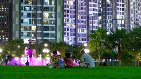 Timelapse of residential flats windows lighting up and turning off overnight in  Vídeo Stock 101267904