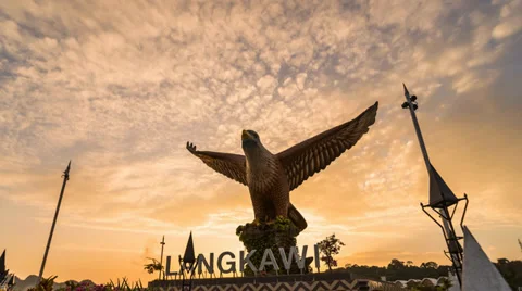 Timelapse Reversed Sunrise Eagle Statue Langkawi Zoom In Video stock 33898213