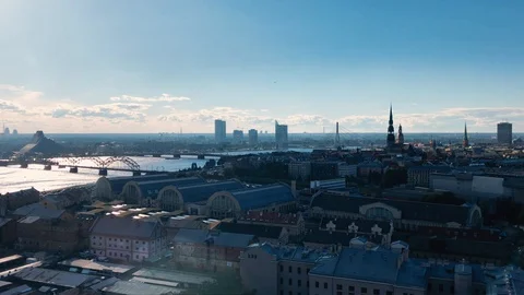 Timelapse of Riga Old Town Skyline and Daugava Railway Bridg Stockbeeldmateriaal 122378998