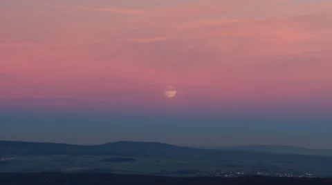 Timelapse of rising moon 動画素材 40337302