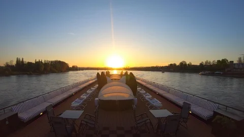 Timelapse: River boat top deck during sunset 库存影片 90133144
