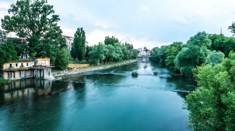 Timelapse of the River Crisul Repede flowing through Oradea Video stock 55683265