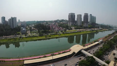 Timelapse from a river with a side highway, train lane, buildings ,and a favela. Vídeo Stock 142999728